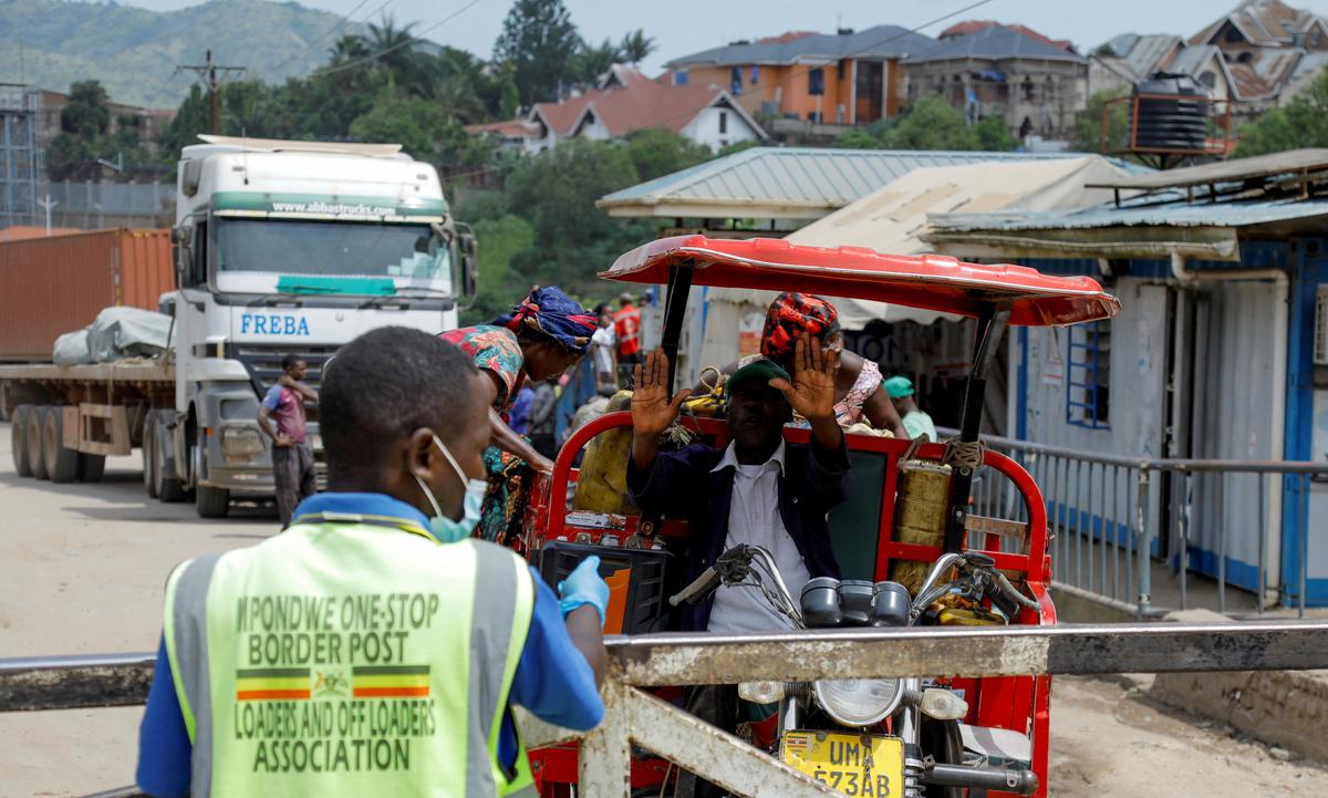 A man talks to a motorist, after Uganda closed its borders with the Democratic Republic of Congo, as authorities intensify efforts to contain a new Ebola outbreak caused by the Bundibugyo virus strain, at the Mpondwe border post, in Kasese district, Uganda, May 28, 2026. REUTERS/Abubaker Lubowa