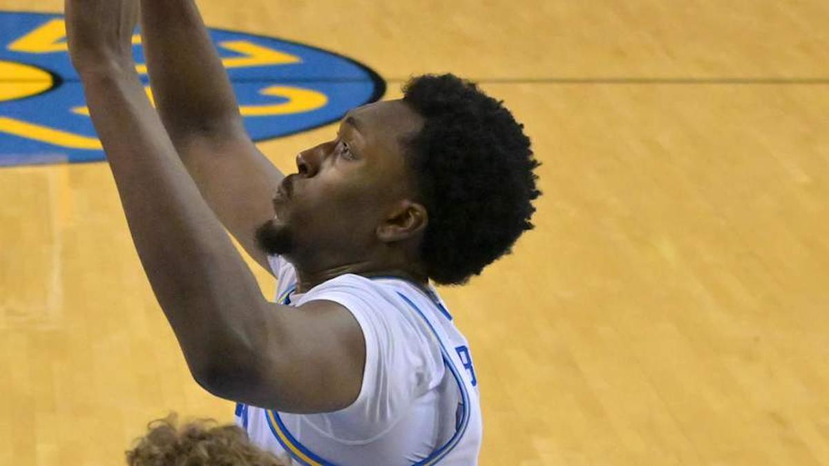  Feb 7, 2026; Los Angeles, California, USA; Washington Huskies guard Zoom Diallo (5) drives past UCLA Bruins guard Eric Dailey Jr. (3) and forward Xavier Booker (1) in the second half at Pauley Pavilion presented by Wescom Financial. Mandatory Credit: Jayne Kamin-Oncea-Imagn Images | Jayne Kamin-Oncea-Imagn Images 