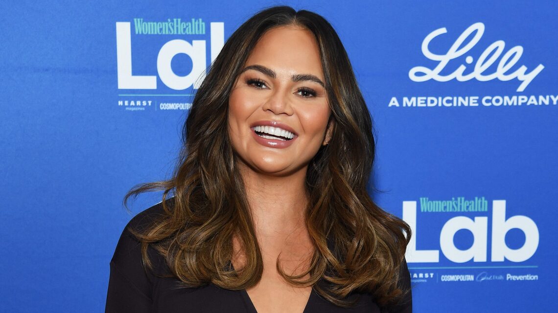 Chrissy Teigen Wore the New Balance Sneakers That Shoppers Love for Plantar Fasciitis 