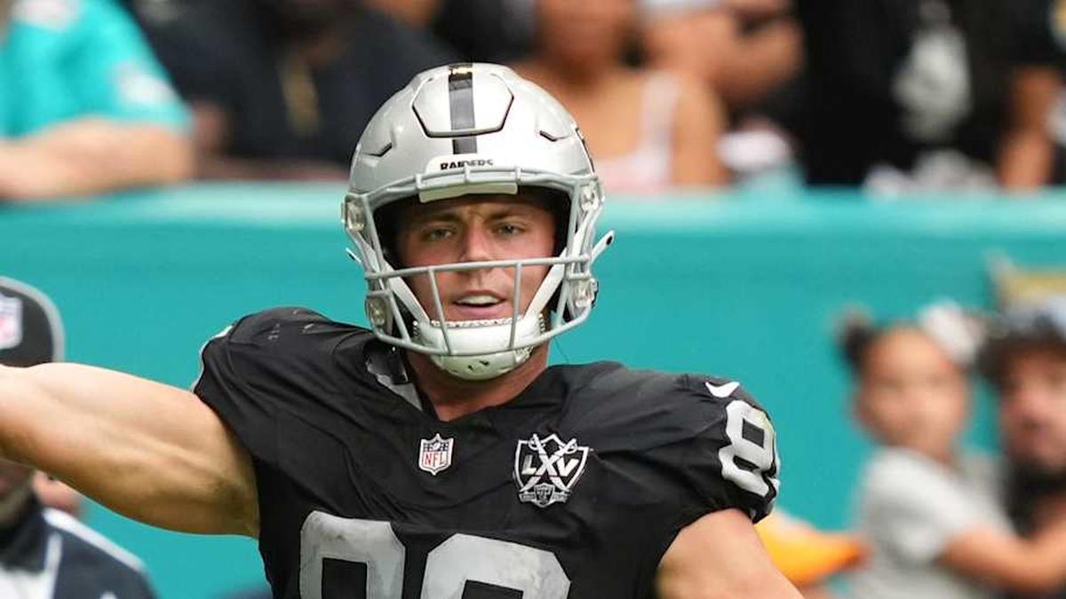 Nov 17, 2024; Miami Gardens, Florida, USA; Las Vegas Raiders tight end Brock Bowers (89) scores a touchdown past Miami Dolphins safety Jevon Holland (8) in the third quarter at Hard Rock Stadium. Mandatory Credit: Jim Rassol-Imagn Images | Jim Rassol-Imagn Images 