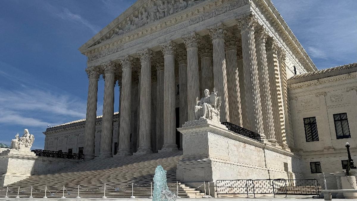 FILE PHOTO: A fountain outside the U.S. Supreme Court building in Washington, D.C., U.S., March 14, 2026. REUTERS/Will Dunham/File Photo