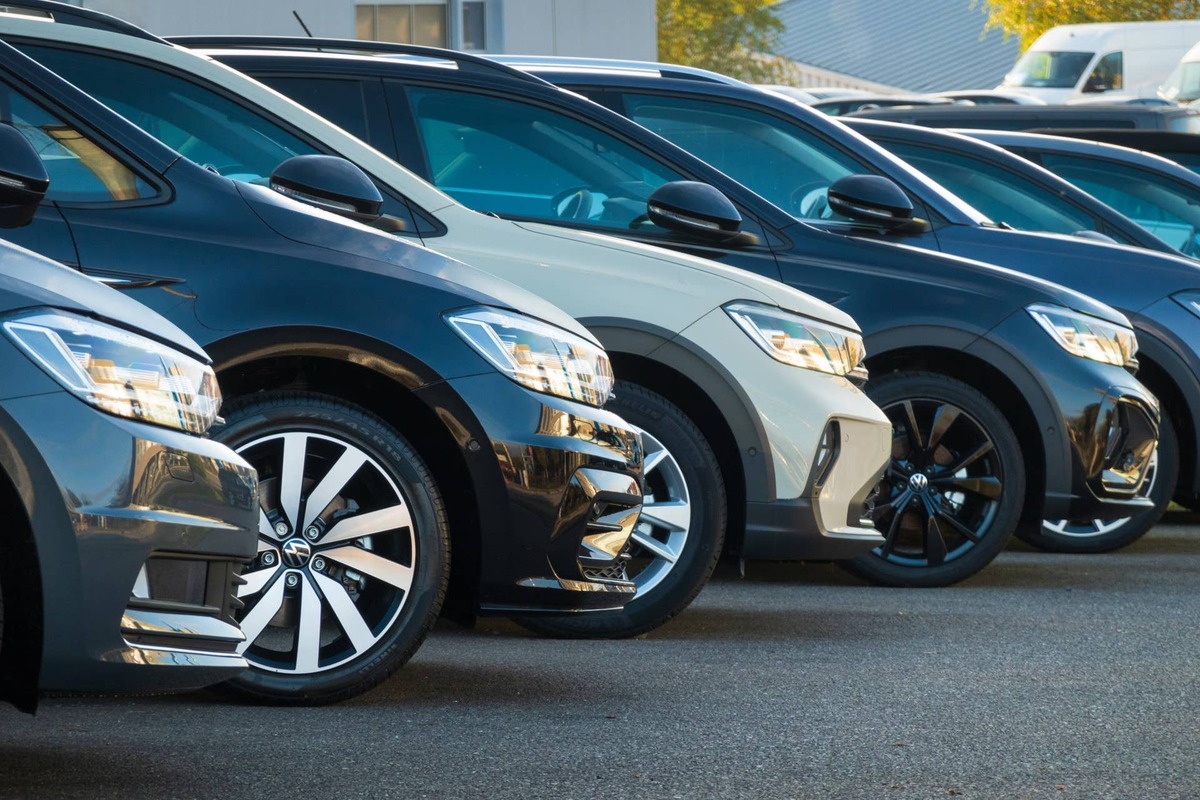  A new industry study shows the German carmakers are losing ground faster than rivals. 