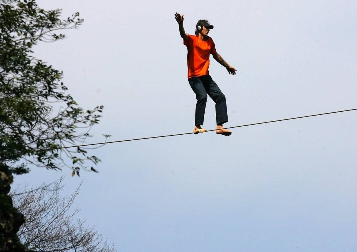  Dean Potter slack-lining over the Enshi Grand Canyon, China, 2012.
