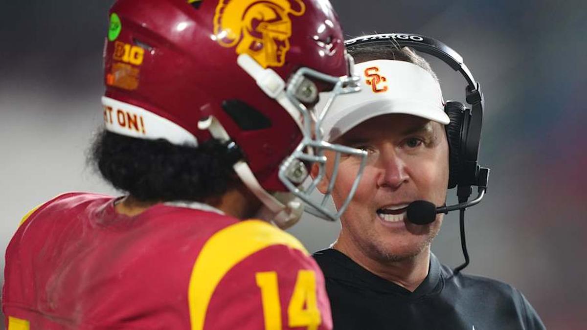  Nov 29, 2025; Los Angeles, California, USA; Southern California Trojans head coach Lincoln Riley (right) talks with quarterback Jayden Maiava (14) in the second half against the UCLA Bruins at United Airlines Field at Los Angeles Memorial Coliseum. Mandatory Credit: Kirby Lee-Imagn Images | Kirby Lee-Imagn Images 