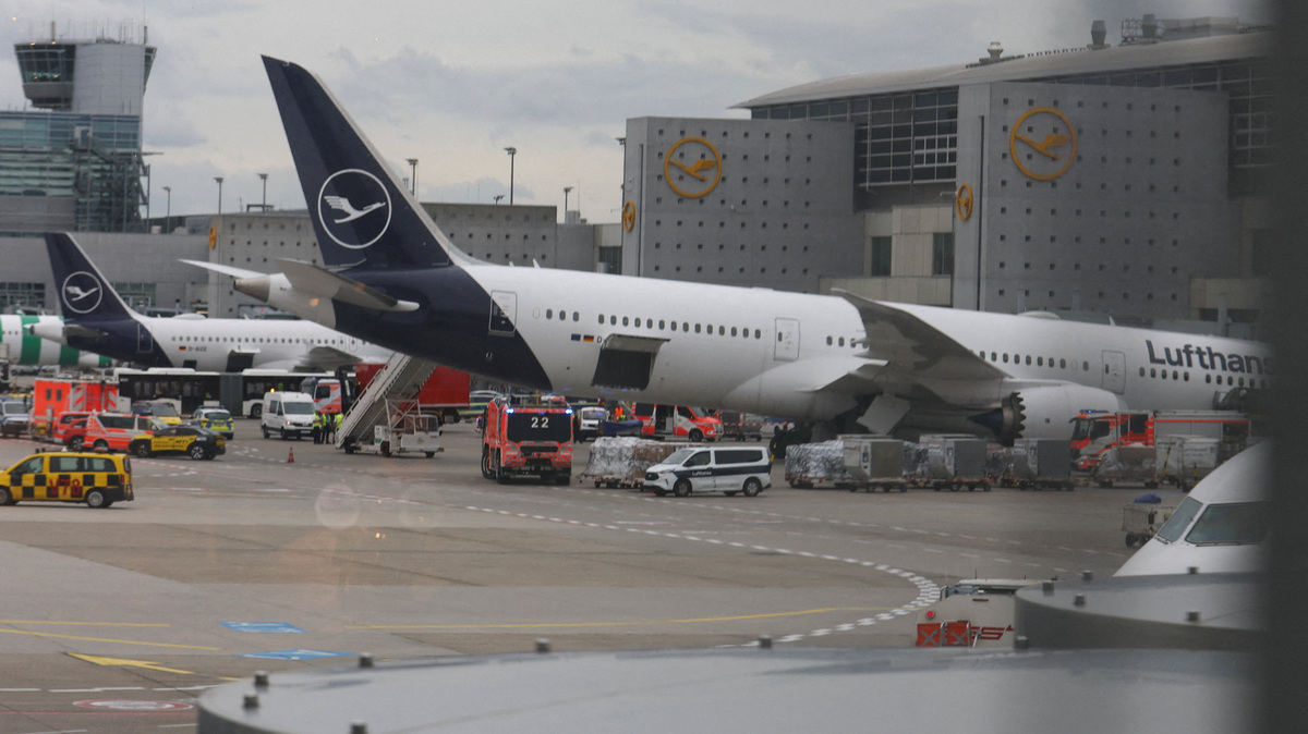 A Lufthansa Boeing is surrounded by ambulances after several staff members were injured when the nose gear of a Boeing BA.N 787 jetliner unexpectedly collapsed at a gate at Frankfurt Airport in Frankfurt, Germany, June 4, 2026. REUTERS/Kai Pfaffenbach