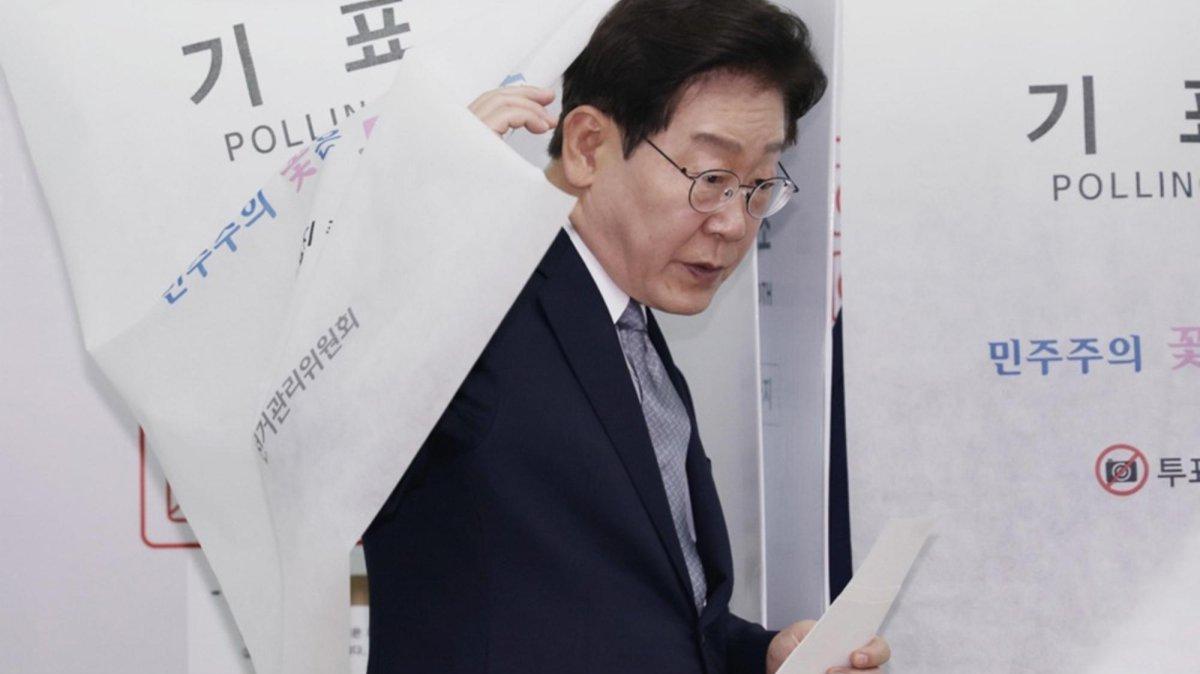 President Lee Jae-myung prepares to cast his early vote at a community center near Cheong Wa Dae in Seoul, South Korea, 29 May 2026, ahead of the 03 June local elections. Photo by YONHAP / EPA