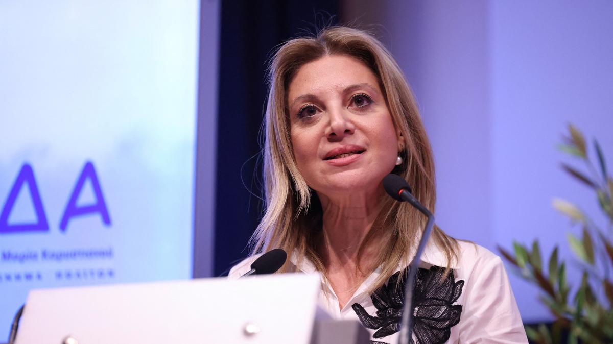 Maria Karystianou, whose 19-year-old daughter died in the deadly February 2023 Tempi train crash, greets supporters during an event to announce her political party, "Hope for Democracy," in Thessaloniki, Greece, May 21, 2026. REUTERS/Alexandros Avramidis
