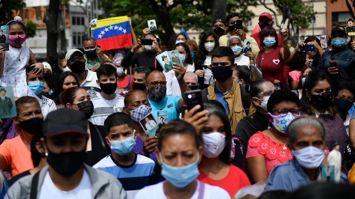 Cientos de personas se reúnen frente a la iglesia en donde están los restos del Dr. Jose Gregorio Hernandez, durante su ceremonia de beatificación, el viernes 30 de abril de 2021, en Caracas, Venezuela.