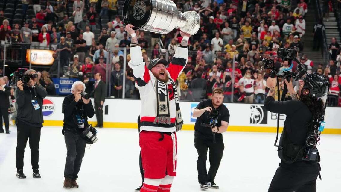 Hurricanes' Nicolas Deslauriers signs contract during parade
