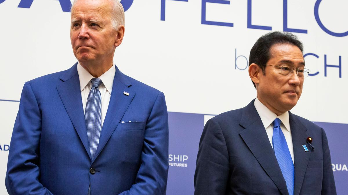 El presidente de Estados Unidos, Joe Biden, y el primer ministro japonés, Fumio Kishida, asisten al evento de celebración de la fundación de la beca Japón-EEUU-Australia-India en Tokio, el martes 24 de mayo de 2022. (Yuichi Yamazaki/Foto vía AP)