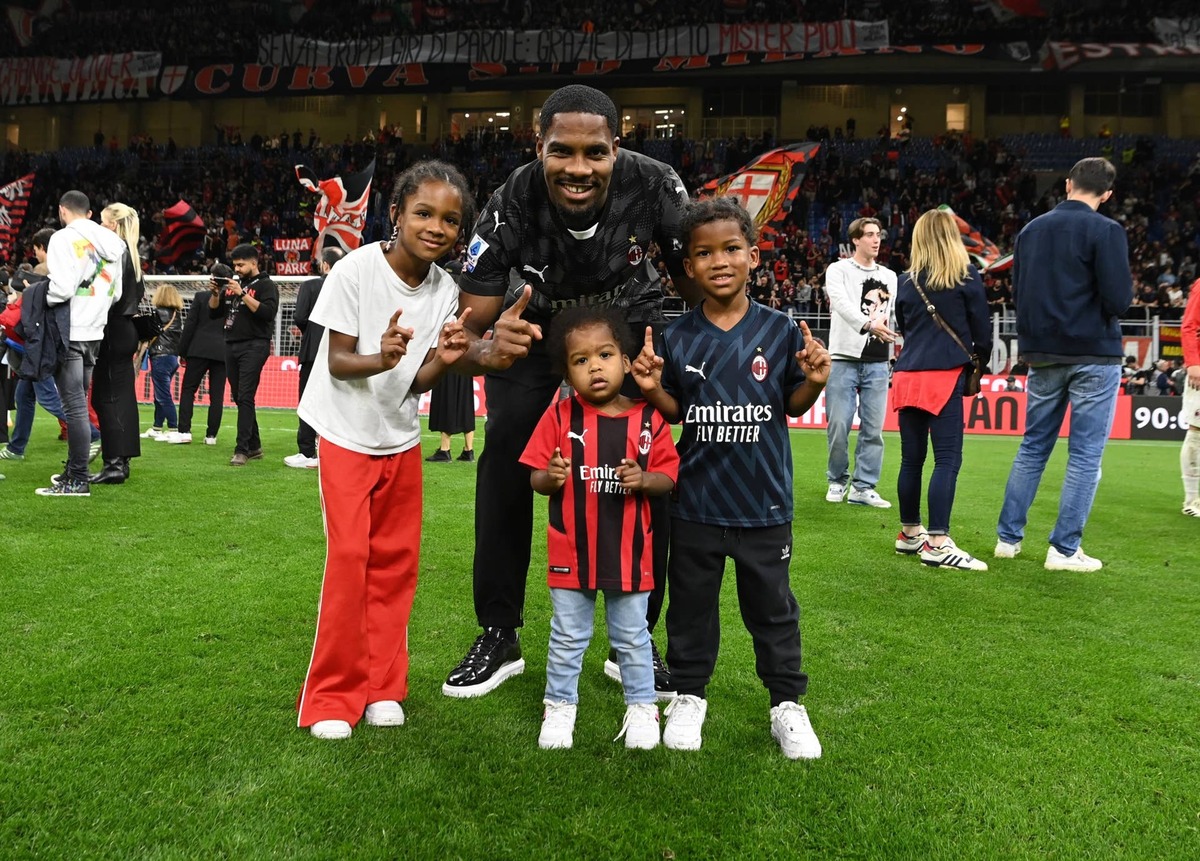  Mike Maignan poses with his family at the end of the Serie A TIM match between AC Milan and US Salernitana on May 25, 2024. (Photo by Claudio Villa/AC Milan via Getty Images)