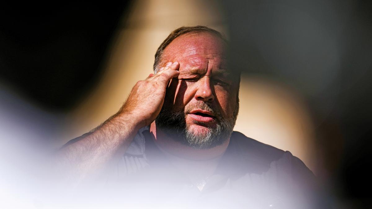 CUL02_Info_Wars_01. InfoWars founder Alex Jones speaks to the media outside Waterbury Superior Court during his trial on September 21, 2022 in Waterbury, Connecticut. Jones is being sued by several victims' families for causing emotional and psychological harm after they lost their children in the Sandy Hook massacre. A Texas jury last month ordered Jones to pay $49.3 million to the parents of 6-year-old Jesse Lewis, one of 26 students and teachers killed in the shooting in Newtown, Connecticut. 