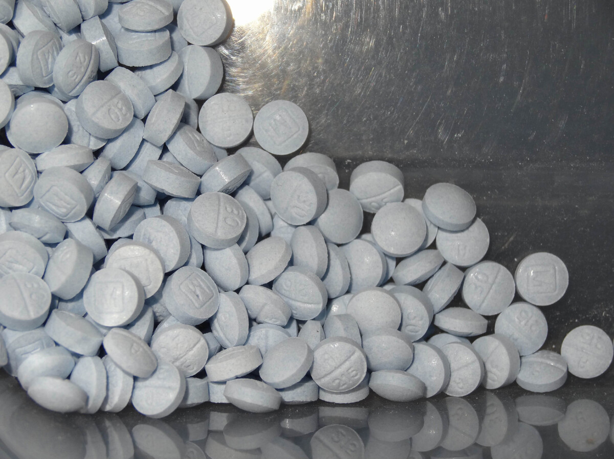 Weekend drug busts by the Tri-Cities Metro Drug Task Force and the Drug Enforcement Administration found fentanyl-laced fake oxycodone pills and guns.