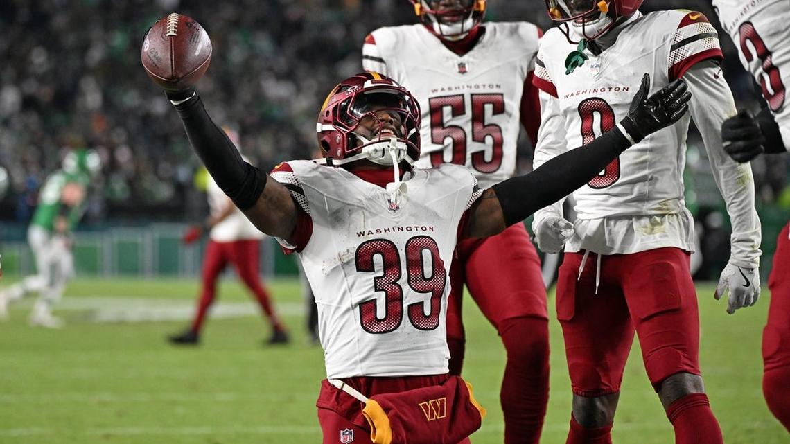 Commanders extend contract of S Jeremy Reaves 