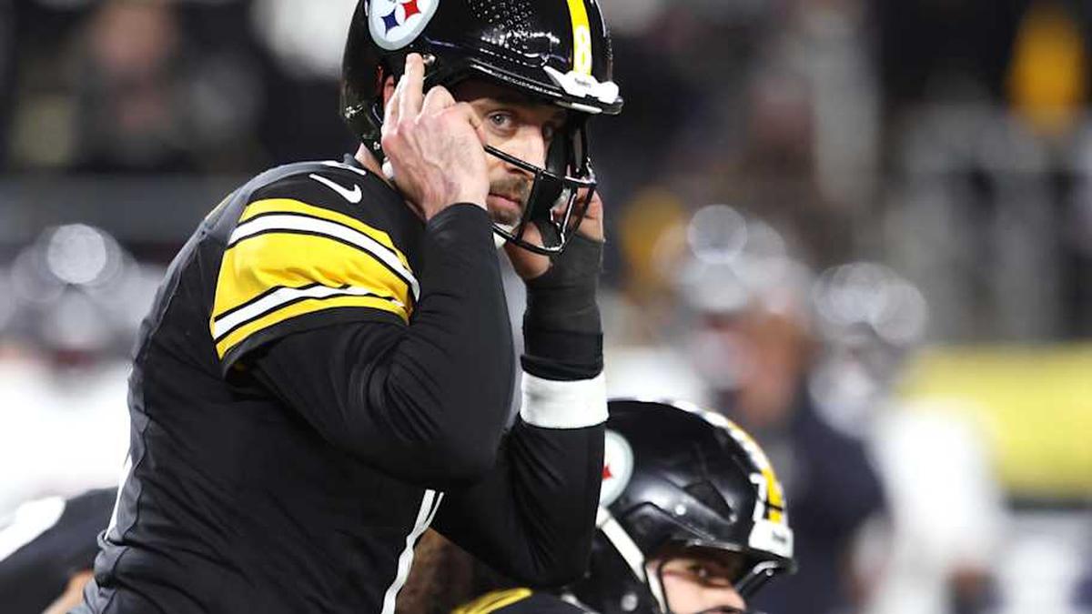  Jan 12, 2026; Pittsburgh, PA, USA; Pittsburgh Steelers quarterback Aaron Rodgers (8) audibles during the second half of an AFC Wild Card Round game against the Houston Texans at Acrisure Stadium. Mandatory Credit: Charles LeClaire-Imagn Images | Charles LeClaire-Imagn Images 
