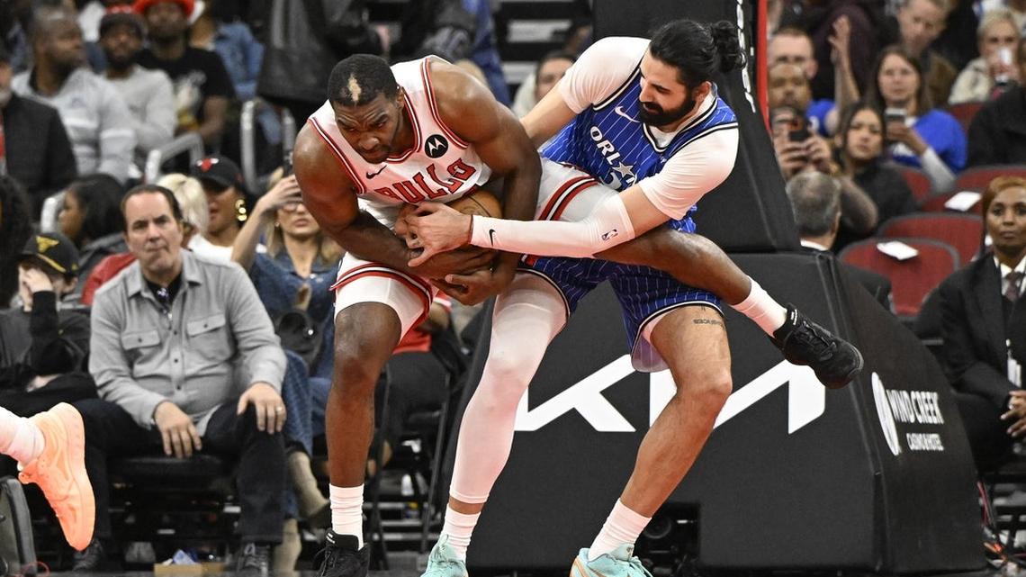 Magic stay in sixth-place chase with rout of Bulls 