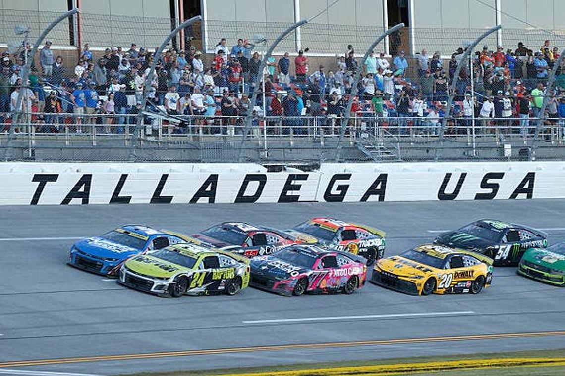 William Byron and Kyle Larson restart during the NASCAR Cup Series at Talladega Superspeedway in Talladega, AL. (Photo by Jeff Robinson/Icon Sportswire via Getty Images) Photo by Jeff Robinson/Icon Sportswire via Getty Images