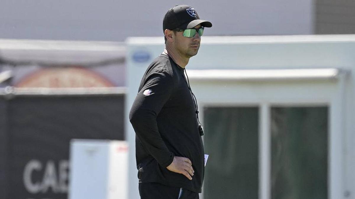  May 20, 2026; Henderson, NV, USA; Las Vegas Raiders head coach Klint Kubiak looks on during organized team activities at Intermountain Health Performance Center. Mandatory Credit: Candice Ward-Imagn Images | Candice Ward-Imagn Images 
