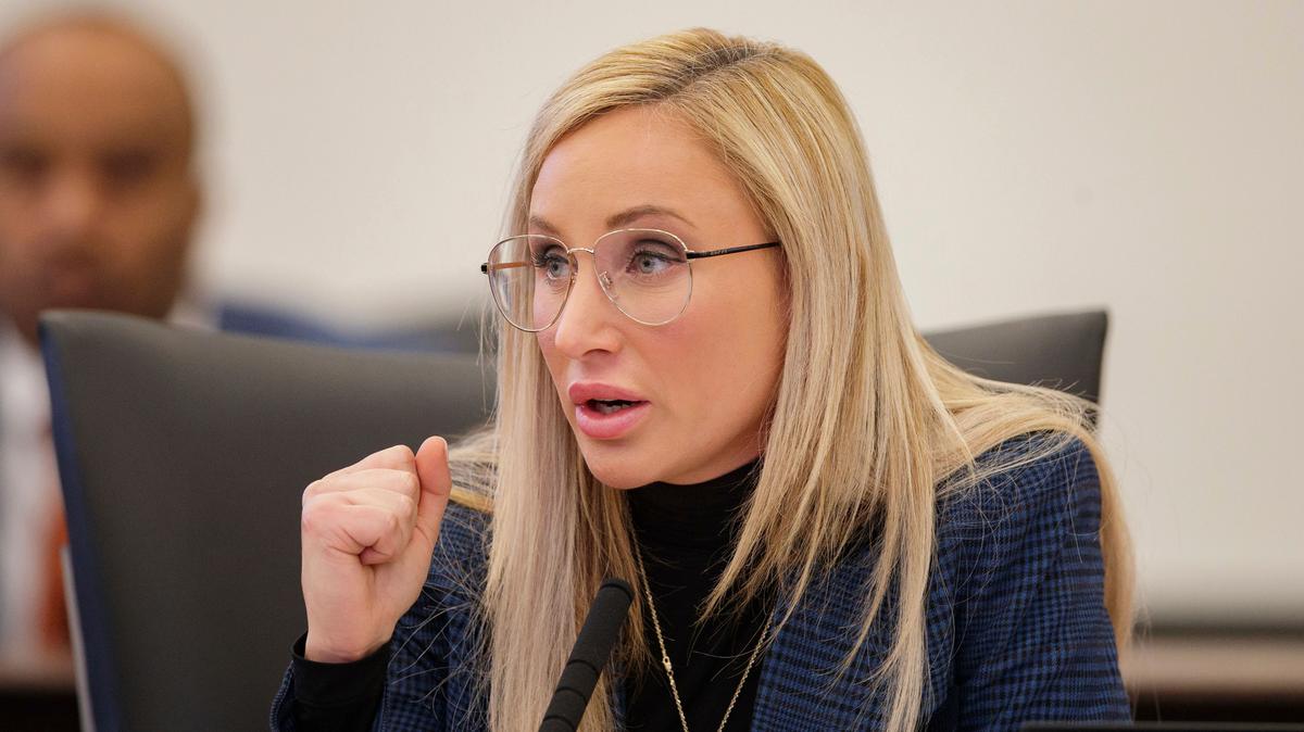 La senadora demócrata Lauren Book habla a favor de su enmienda a un proyecto de ley sobre el aborto en el Senado de la Florida el miércoles 2 de febrero de 2022 en Tallahassee, Florida.