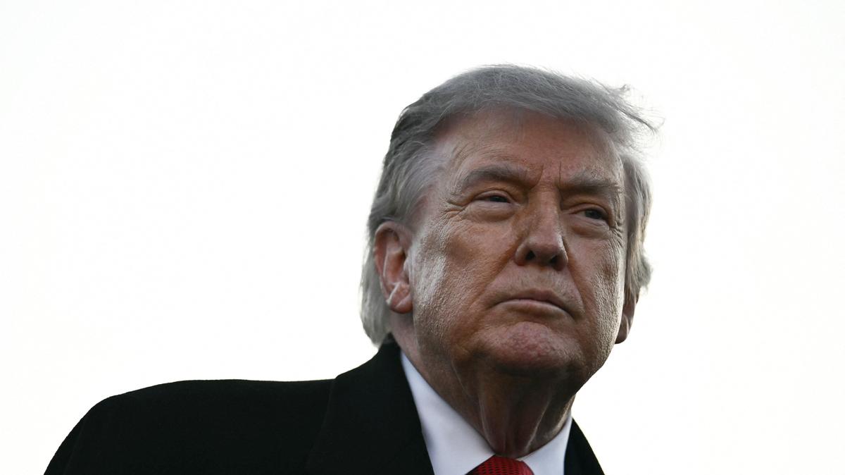 US-POLITICS-TRUMP. President Donald Trump speaks with workers who have been painting the Lincoln Memorial Reflecting Pool in Washington, DC, on May 7, 2026.