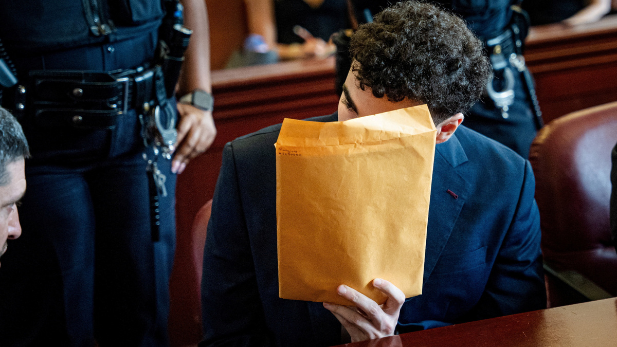 Luigi Mangione appears for a pre-trial hearing at Manhattan Criminal Court in New York, U.S., Wednesday, June 17, 2026.     Angelina Katsanis/Pool via REUTERS