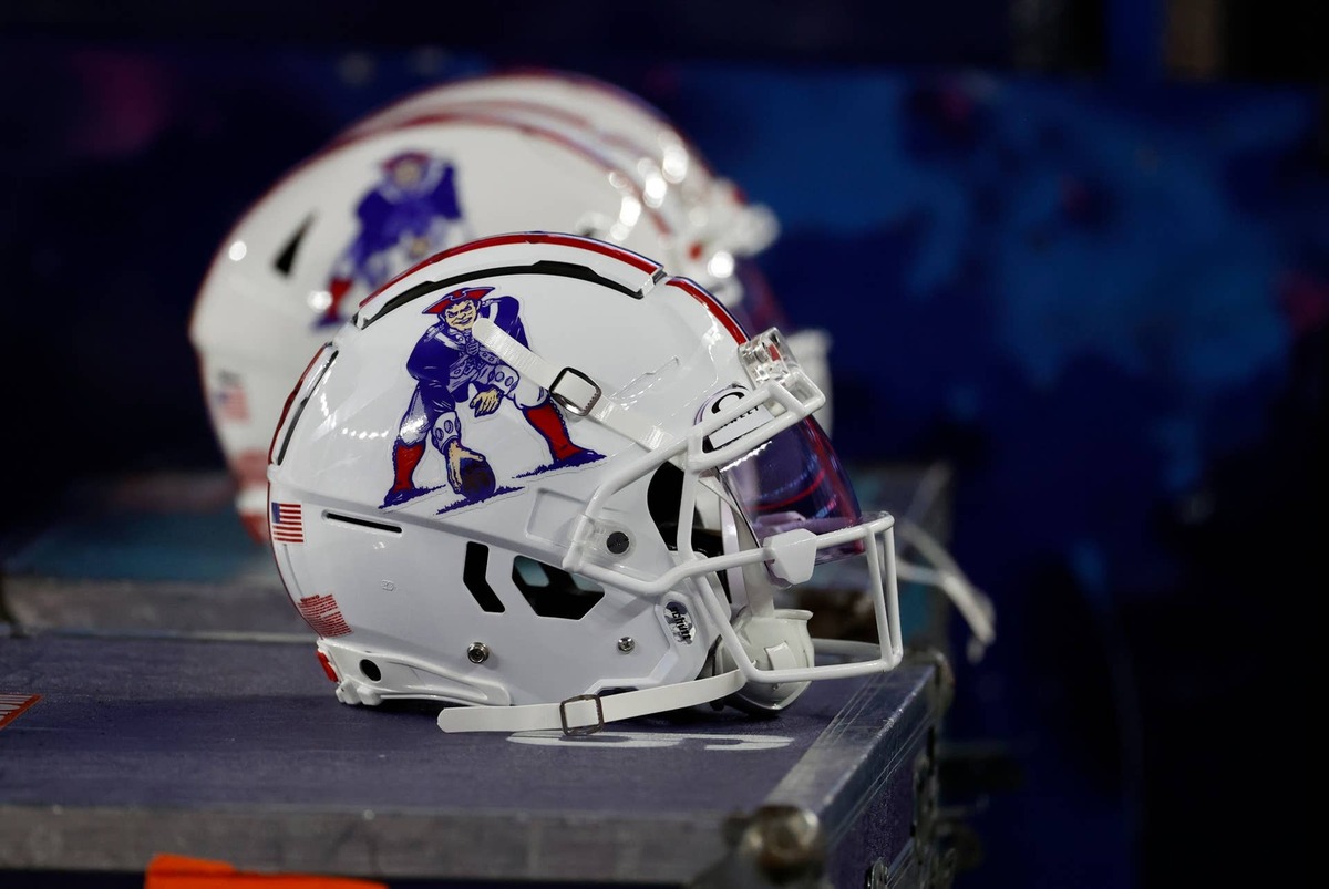  FOXBOROUGH, MA - SEPTEMBER 17: Patriots retro Pat Patriot helmets during a game between the New England Patriots and the Miami Dolphins on September 17, 2023, at Gillette Stadium in Foxborough, Massachusetts. (Photo by Fred Kfoury III/Icon Sportswire via Getty Images) 