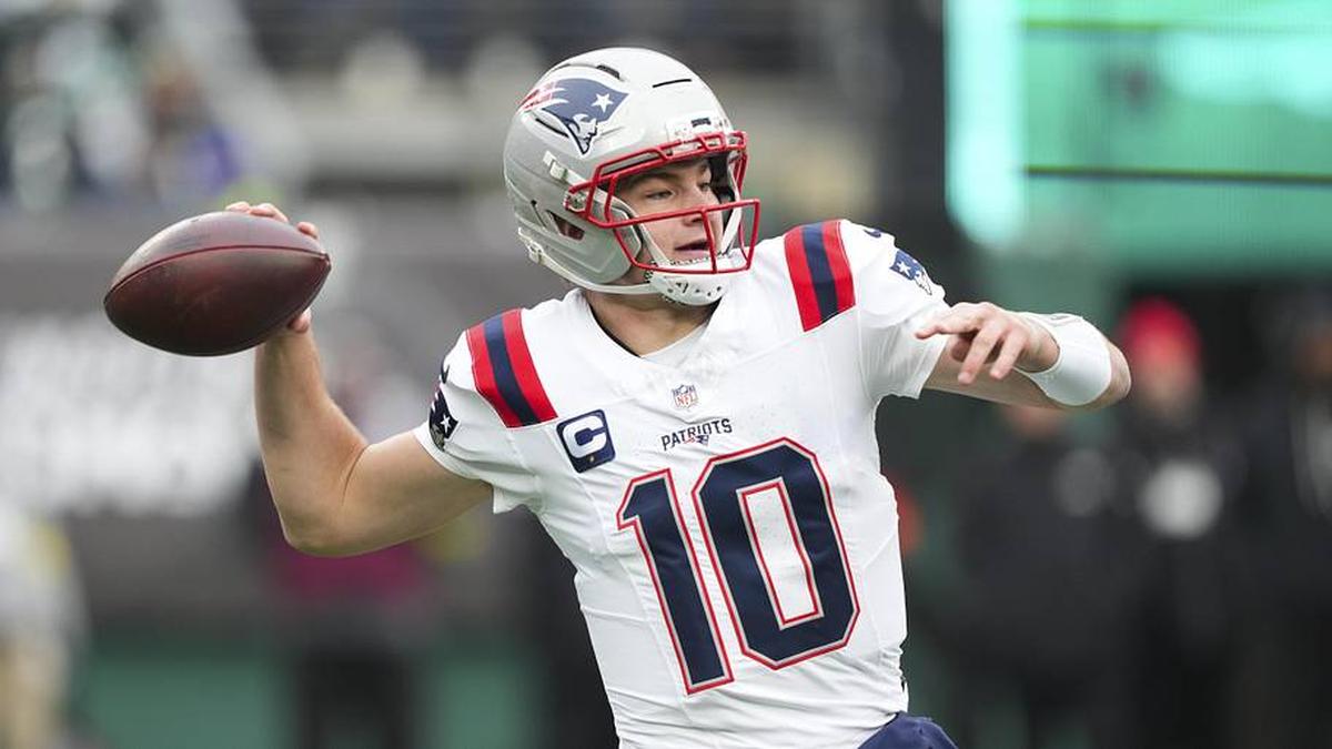  Dec 28, 2025; East Rutherford, New Jersey, USA; New England Patriots quarterback Drake Maye (10) passes against the New York Jets during the first quarter of the game at MetLife Stadium. Mandatory Credit: Robert Deutsch-Imagn Images | Robert Deutsch-Imagn Images 