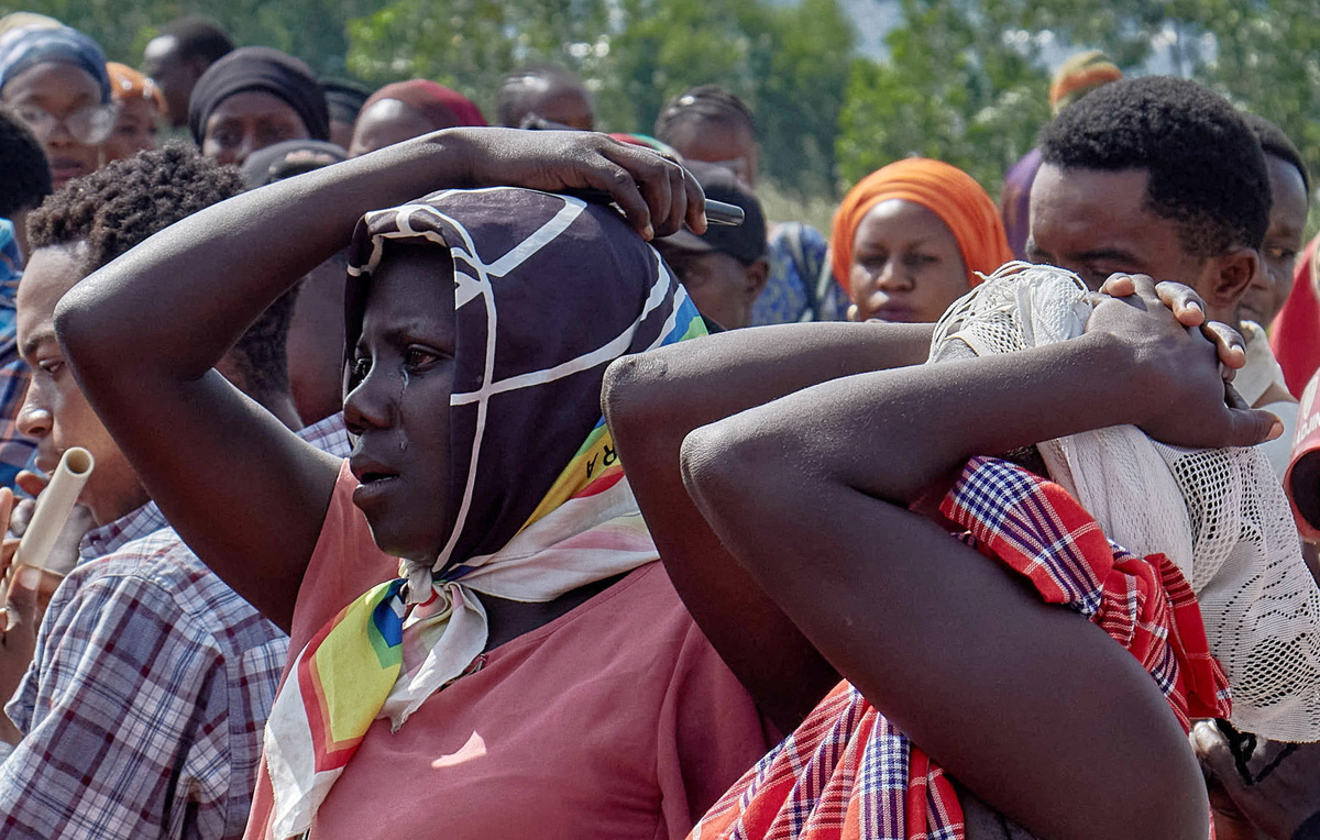 Relatives mourn a man who died of Ebola virus during his burial, as aid agencies intensify efforts to contain the Ebola outbreak caused by the Bundibugyo virus, at the Nyamurongo cemetery in Bunia town, Ituri province, Democratic Republic of Congo, June 10, 2026. REUTERS/Gradel Muyisa Mumbere