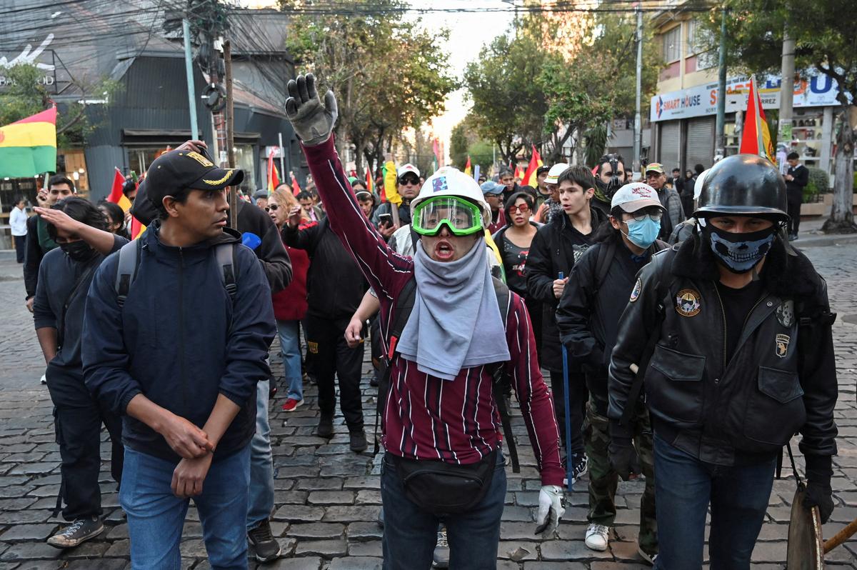 Demonstrators take part in a march, which organizers have dubbed a "defense of democracy," to rally against road blockades and what they call pressure measures used by protesters calling for the resignation of Bolivia’s President Rodrigo Paz, amid the country’s economic and fuel crisis, in La Paz, Bolivia, May 20, 2026. REUTERS/Claudia Morales