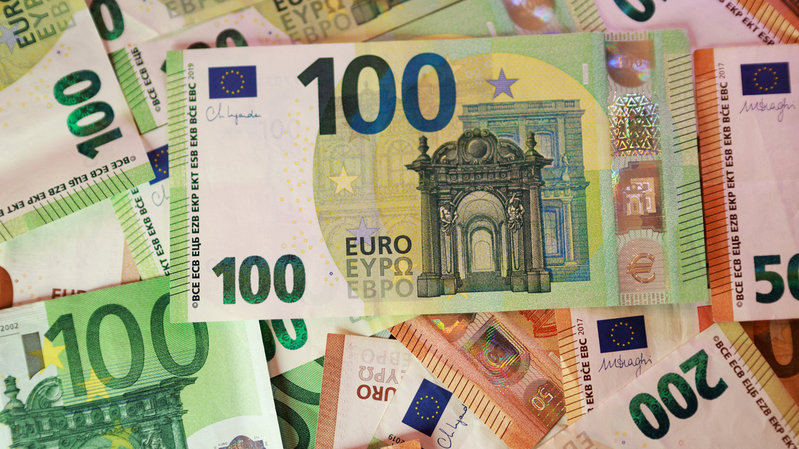 Analysis-Hedge funds' role comes into focus following European bonds turmoil 