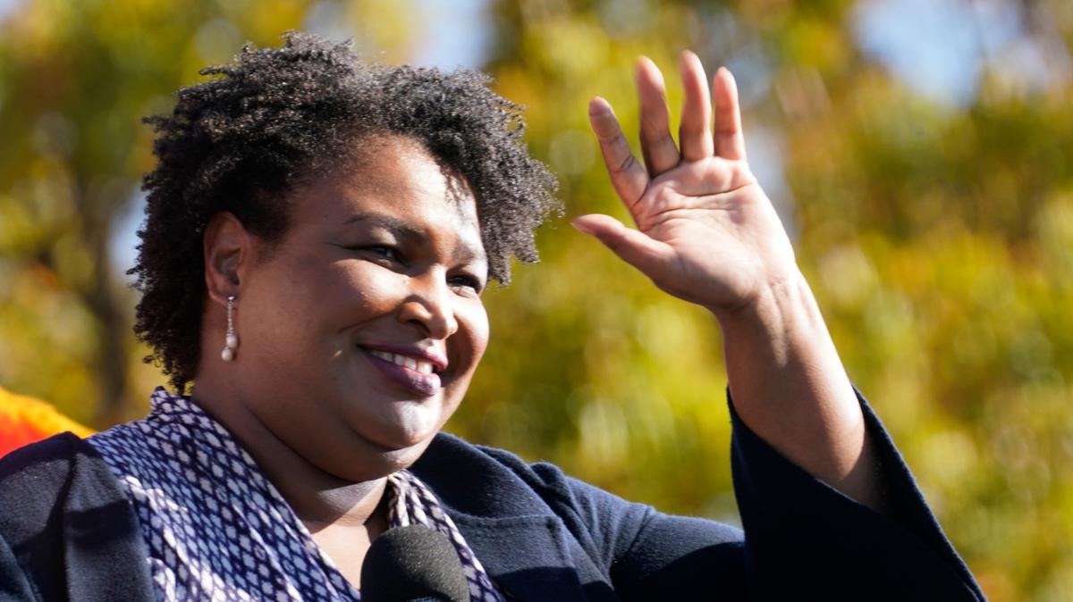 En esta foto del lunes, 2 de noviembre de 2020, Stacey Abrams da un discurso ante simpatizantes del entonces candidato demócrata Joe Biden, mientras esperan la llegada del expresidente Barack Obama, durante en evento de la campaña presidencial en Turner Field, Atlanta. Abrams anunció que volverá a ser candidata a la gobernación de Georgia en 2022. 
