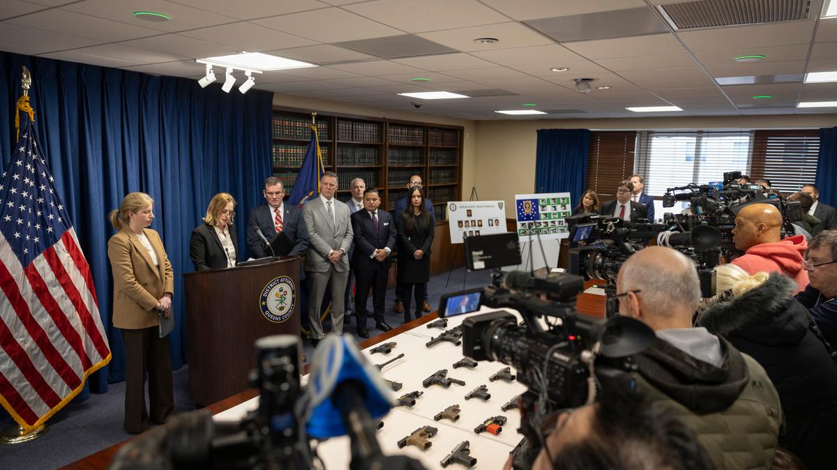 La fiscal de distrito de Queens, Melinda Katz, habla en una conferencia de prensa en la oficina del fiscal de distrito del condado de Queens, donde describió los detalles de un operativo y la acusación contra 10 presuntos pandilleros venezolanos del “Tren de Aragua” en Nueva York, el 29 de enero de 2025.