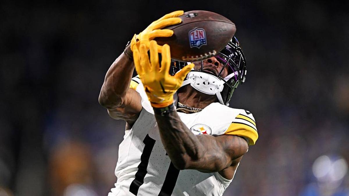  Dec 21, 2025; Detroit, Michigan, USA; Pittsburgh Steelers wide receiver Marquez Valdes-Scantling (11) catches a pass during the fourth quarter against the Detroit Lions at Ford Field. Mandatory Credit: Lon Horwedel-Imagn Images | Lon Horwedel-Imagn Images 