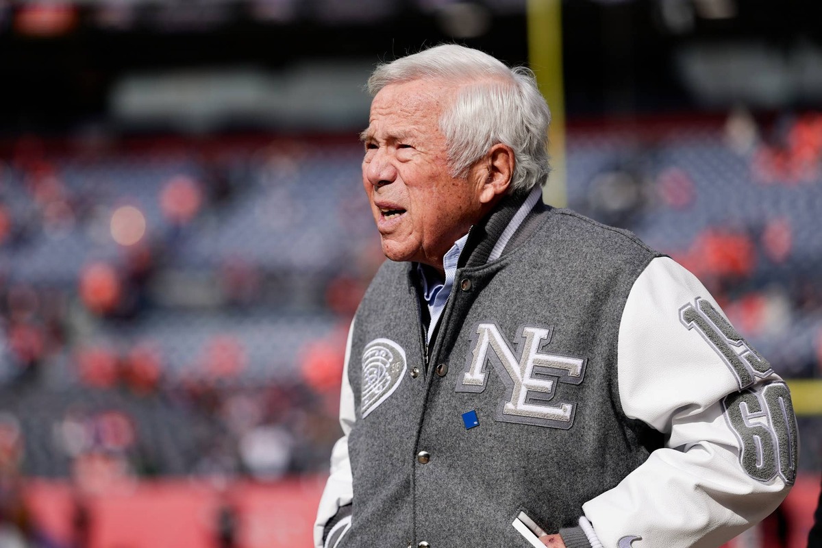  Patriots owner Robert Kraft completely financed Gillette Stadium with private money. 