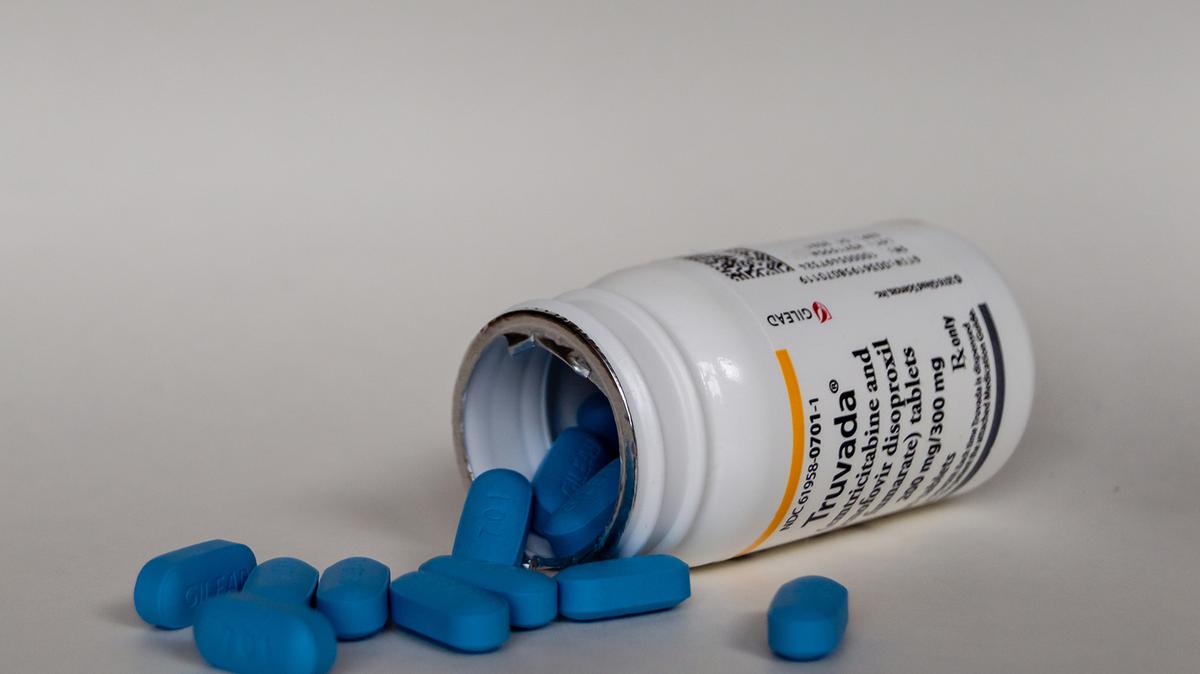 Un método común de desvío de medicamentos recetados consistía en comprar frascos de supuestas medicinas contra el VIH, recetados a particulares, reenvasarlos y reetiquetarlos.