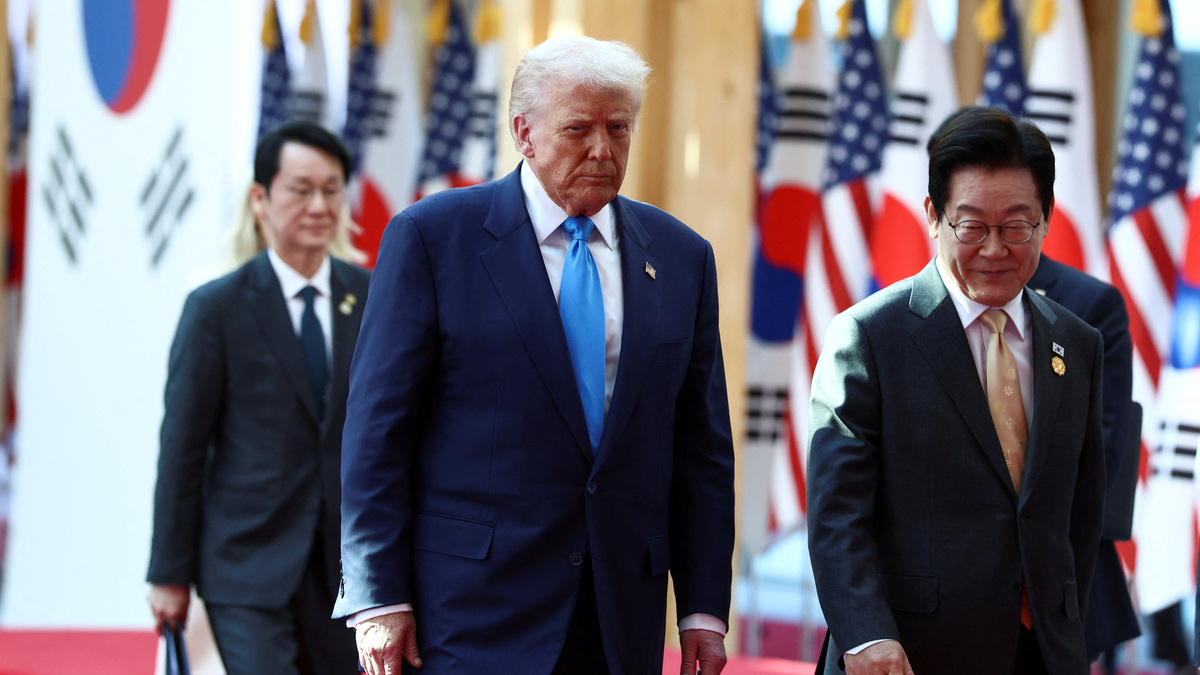 U.S. President Donald Trump meets with South Korean President Lee Jae Myung on the sidelines of the Asia-Pacific Economic Cooperation (APEC) leaders' summit in Gyeongju, South Korea, October 29, 2025. REUTERS/Evelyn Hockstein