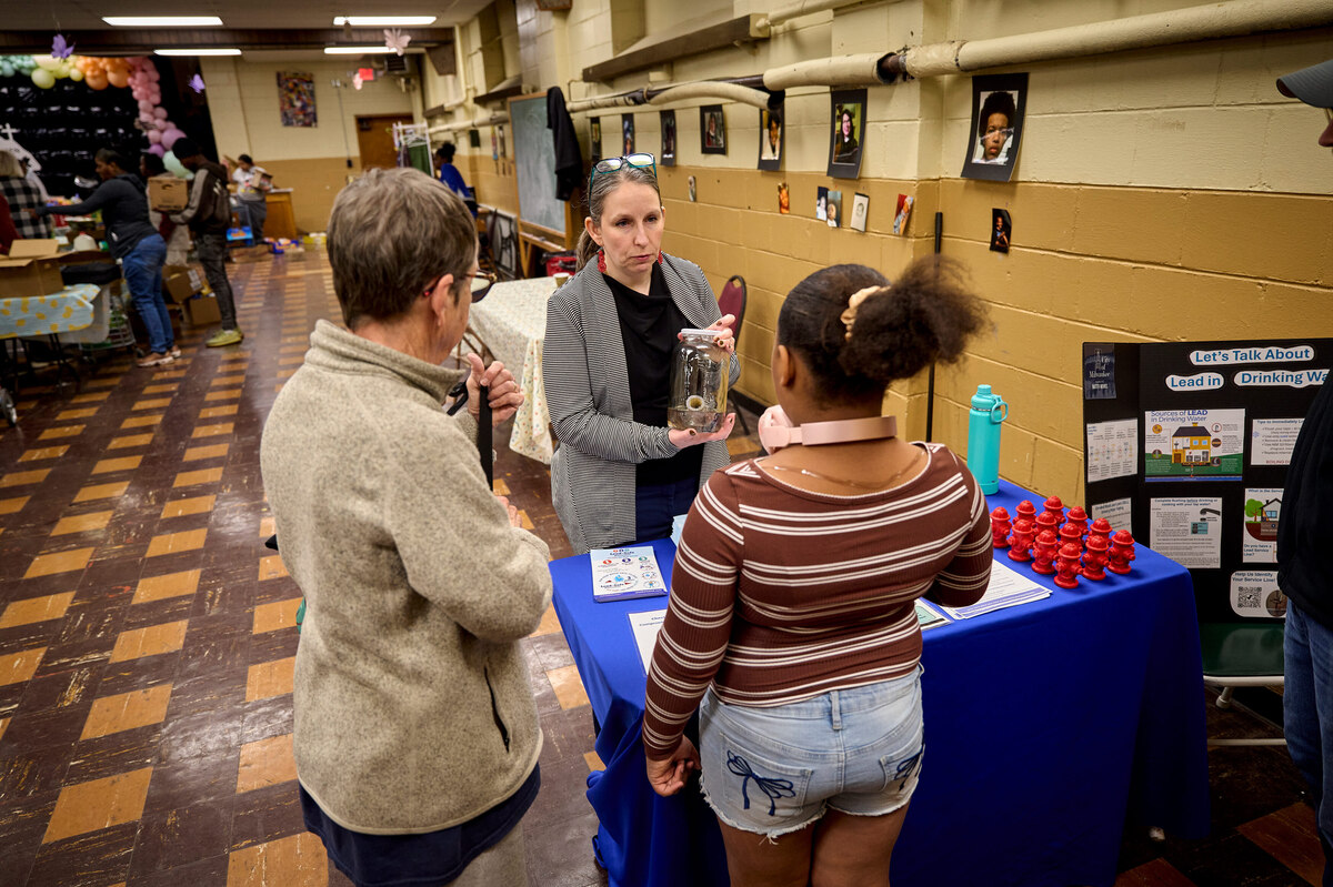  Michelle Natarajan (center) from the Milwaukee Water Works department talks to residents at a local program called Cooking with COLE (Coalition on the Lead Emergency), held at Hephatha Lutheran Church earlier in the spring. Credit: Darren Hauck for The Hechinger Report