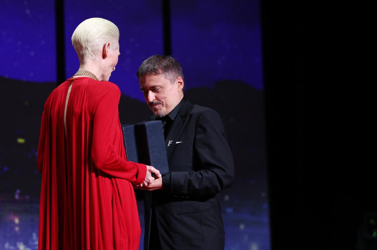 Director Cristian Mungiu receives the Palme d'Or award for the film "Fjord" from Tilda Swinton during the closing ceremony of the 79th Cannes Film Festival in Cannes, France, May 23, 2026. REUTERS/Marko Djurica