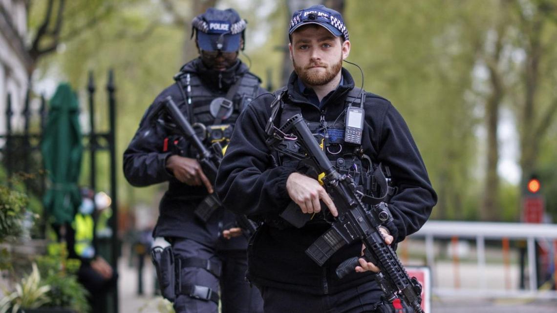 Police lock down Kensington Gardens in London over drone threat 