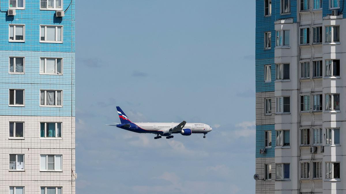 An Aeroflot passenger aircraft flies past multi-storey apartment blocks before landing at Sheremetyevo International Airport, on the outskirts of Moscow, Russia July 24, 2024. REUTERS/Shamil Zhumatov