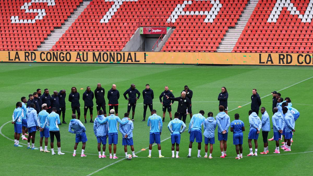Soccer Football - International Friendly - Democratic Republic of the Congo Training - Stade Maurice Dufrasne, Liege, Belgium - June 2, 2026 Democratic Republic of the Congo coach Sebastien Desabre with players and staff during training REUTERS/Nicolas Economou
