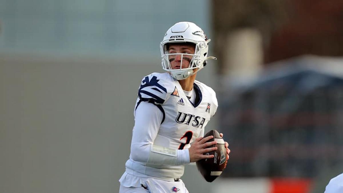  Quarterbacking runs in the McCown family, where UTSA quarterback Owen McCown (2), the son of Josh McCown, is up next. | Danny Wild-Imagn Images 