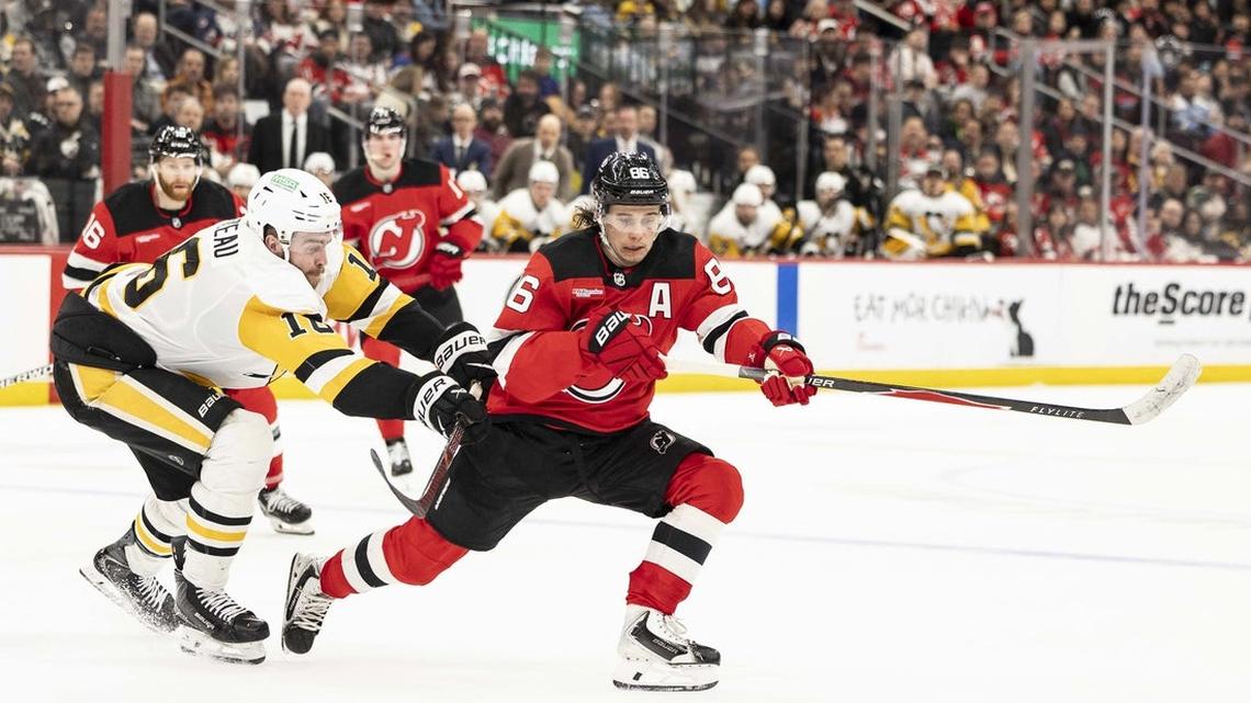 Penguins use flurry to down Devils, return to playoffs 