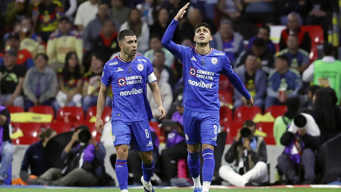 Omar Campos (d) de Cruz Azul celebra un gol en un partido de la jornada 14 del torneo apertura 2026 de la Liga MX entre América y Cruz Azul en el estadio Banorte en Ciudad de México (México). EFE/ Sáshenka Gutiérrez