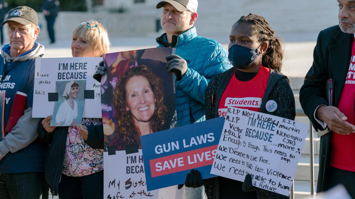 Sobrevivientes de la violencia armada sostienen pancartas durante una manifestación frente a la Corte Suprema de EEUU en Washington, el 3 de noviembre de 2021. La Corte Suprema tenía planeado escuchar los argumentos en un caso de derechos de armas que se centra en una ley que restringe los permisos de armas de Nueva York y si los límites que el estado ha puesto sobre el porte de arma en público violan la Segunda Enmienda. (Foto AP/José Luis Magaña)