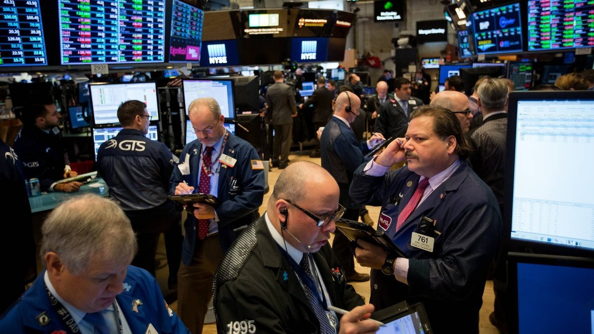  VOO's heavy tech concentration is raising risk as top stocks dominate returns and valuations sit above long-term averages. 