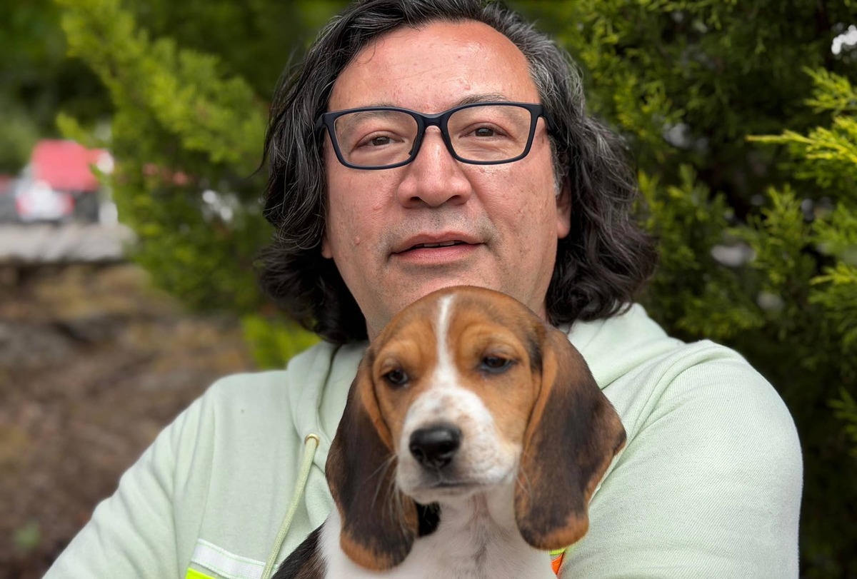  Volunteer Chris Paukert, a Hyundai PR exec in everyday life, with one of the mission's youngest puppies.