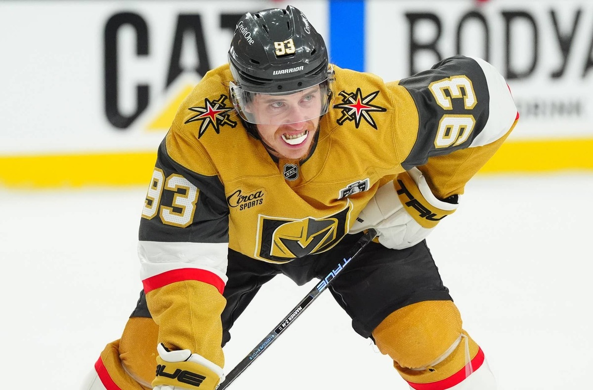  Mitch Marner leads all NHL players in points during the postseason and is the clubhouse leader to win the Conn Smythe Trophy as playoff MVP. 