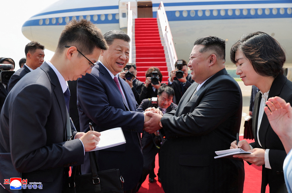 Chinese President Xi Jinping greets North Korean leader Kim Jong Un as Xi Jinping departs following his state visit to Pyongyang, North Korea, June 9, 2026. KCNA via REUTERS