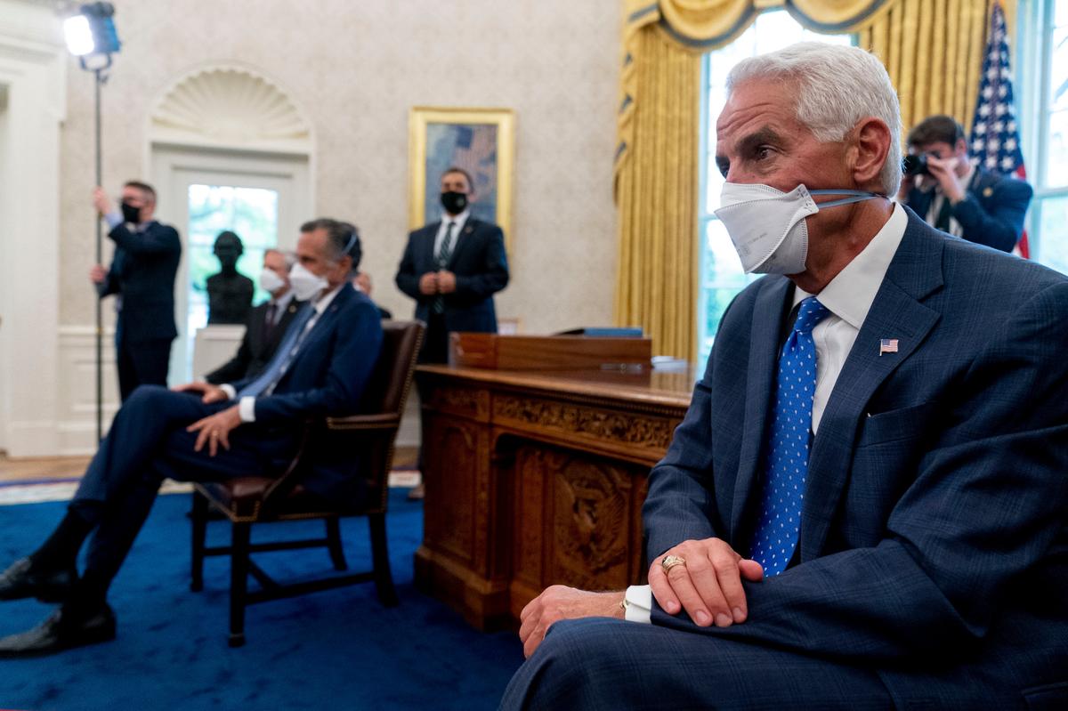 El representante Charlie Crist, demócrata por Florida (der.). asiste a una reunión con el presidente Joe Biden y otros miembros del Congreso el 21 de abril de 2021.